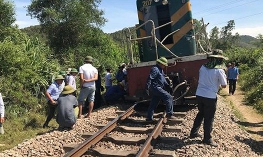 Sau vụ tai nạn tàu hỏa bị trật bánh khiến đường sắt Bắc Nam tê liệt. Ảnh:XB