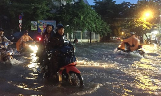 Đường Quốc Hương (quận 2) - khu phố nhà giàu Thảo Điền bị ngập nước trong cơn mưa chiều 2.6.  Ảnh: M.Q