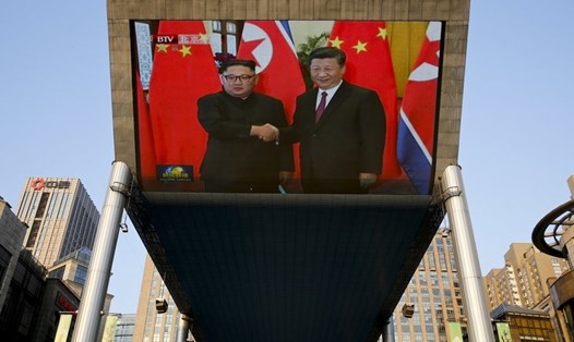 Một màn hình lớn trên đường phố Trung Quốc quay cảnh Chủ tịch Tập Cận Bình tiếp đón lãnh đạo Triều Tiên Kim Jong-un. Ảnh: AP. 