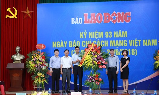 Phó Chủ tịch Thường trực Tổng LĐLĐVN Trần Thanh Hải (thứ hai từ phải sang) chúc mừng Báo Lao Động nhân dịp 21.6. Ảnh: Hải Nguyễn