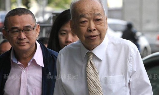 Cựu Ngoại trưởng Thái Lan Surapong Tovichakchaikul (phải) đến tòa án nghe phán quyết hôm 19.6. Ảnh: Bangkok Post. 