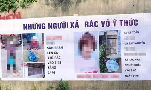 Hình ảnh 2 người xả rác nơi cộng cộng bị bêu tên trên băng rôn. Ảnh Nguyễn Văn Hoàn.

