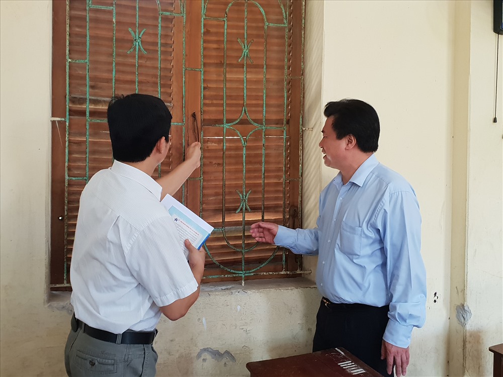 Đề thi có thể bị lọt, lộ nếu cửa sổ phòng thi sát đường, tường rào... Ảnh: HN