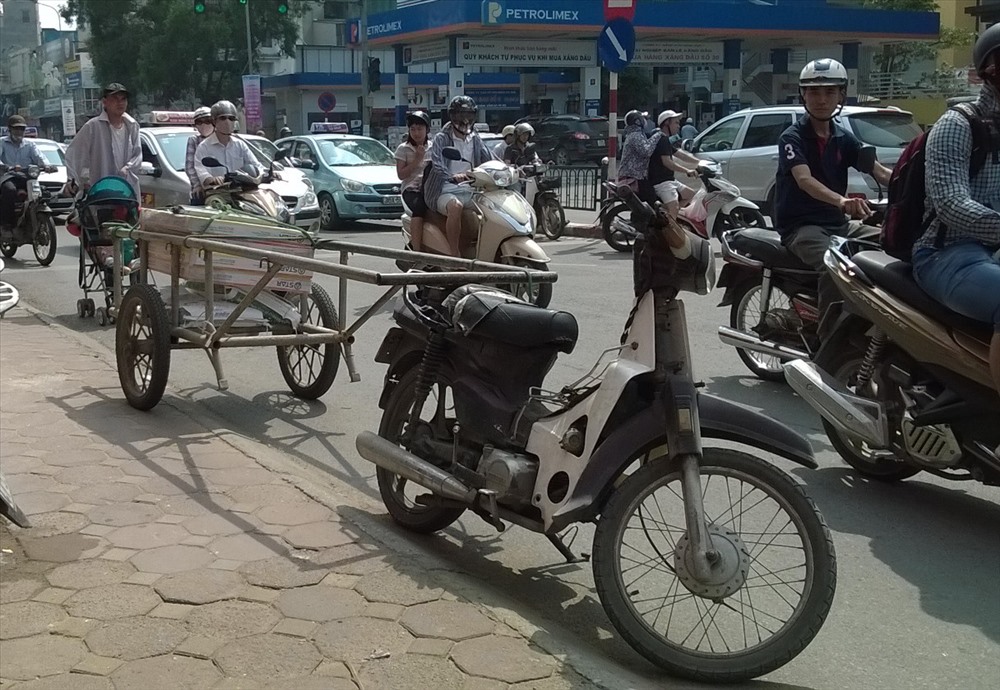 Nhức mắt xe cũ nát nhờn luật luồn lách trên phố Hà Nội  baotintucvn