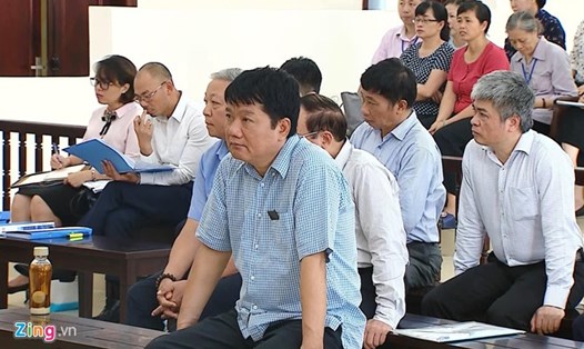 Bị cáo Đinh La Thăng và các bị cáo tại phiên tòa ngày 20.6. Ảnh: P.D/Zing.vn
