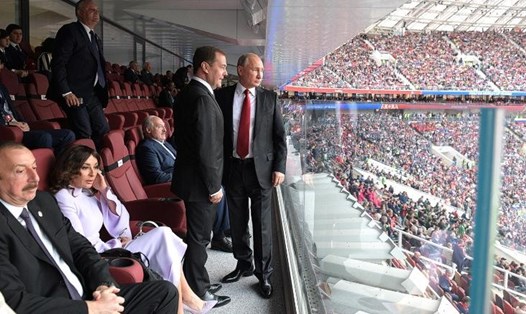 Tổng thống Vladimir Putin và Thủ tướng Dmitry Medvedev trong lễ khai mạc World Cup ngày 14.6.2018. Ảnh: CNN