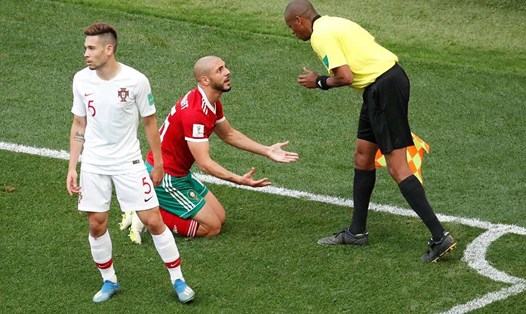 Amrabat (áo đỏ) phản ứng với một quyết định của trọng tài biên trận Bồ Đào Nha - Morocco. Ảnh: Reuters.