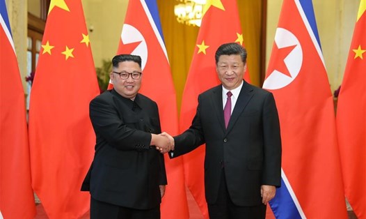 Nhà lãnh đạo Kim Jong-un gặp Chủ tịch Tập Cận Bình. Ảnh: Xinhua