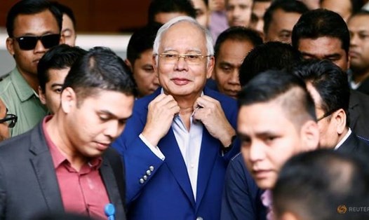 Cựu Thủ tướng Malaysia Najib Razak (áo xanh). Ảnh: Reuters.