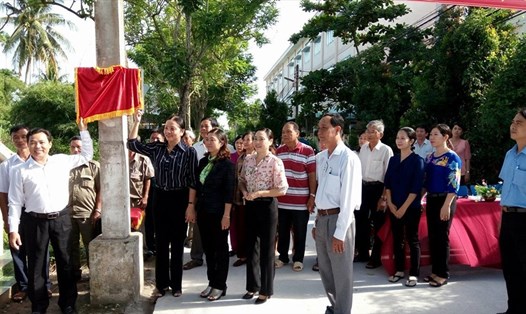 Lãnh đạo LĐLĐ TP. Cần Thơ cùng bà con nhân dân phường Bình Thủy vui mừng vì có con đường khang trang