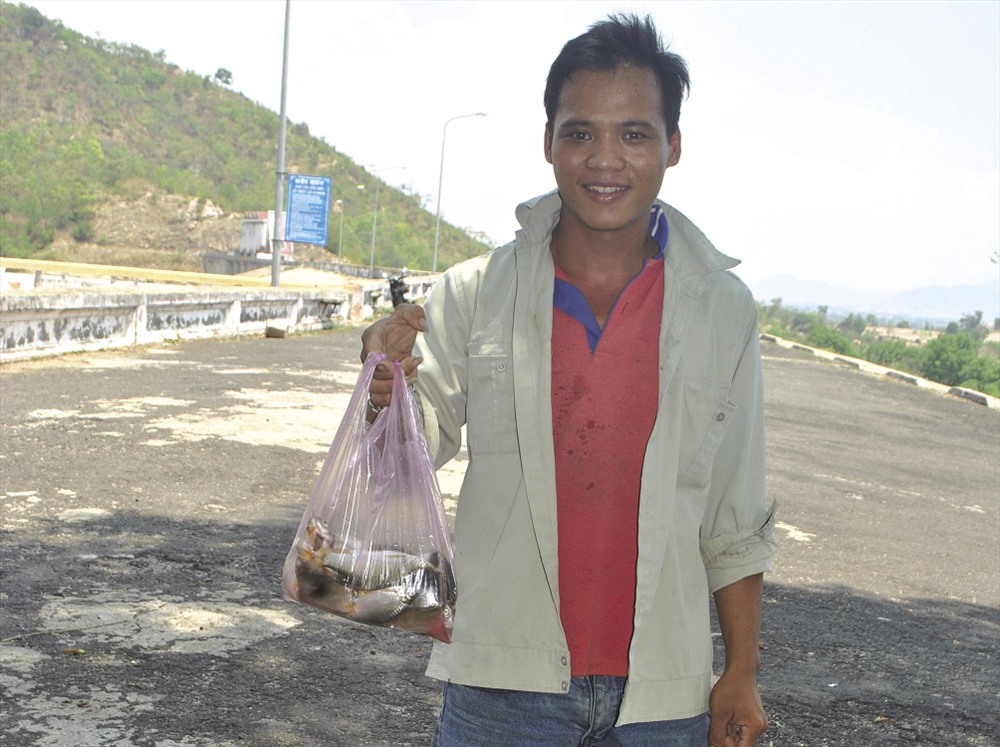 Nhờ đánh bắt ở hồ Ayun Hạ, anh Đ’Ray đã thoát nghèo.