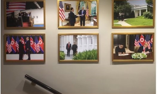 Bức tường ở Cánh Tây Nhà Trắng treo ảnh Tổng thống Mỹ và lãnh đạo Triều Tiên Kim Jong-un. Ảnh: Twitter. 