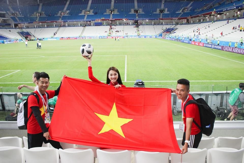 Trong World Cup 2018, các mỹ nhân Việt đã khiến người hâm mộ Việt Nam tự hào với sự xuất hiện của áo cờ đỏ sao vàng. Cùng xem hình ảnh liên quan để thấy rằng sự quê mùa và đẹp đẽ của cờ đỏ sao vàng sẽ trở thành nguồn cảm hứng cho những người trẻ tương lai của Việt Nam.