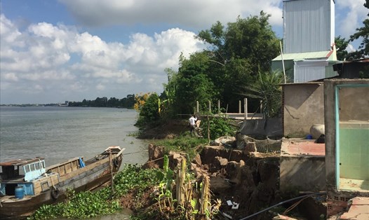 Những ngôi nhà bị đổ ụp xuống sông do sạt lở ở An Giang. Ảnh: Nguồn TCPCTT
