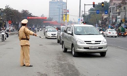 Anh Chúc bị CSGT dừng xe và thông báo lỗi “không chấp hành hiệu lệnh của đèn tín hiệu giao thông”. Ảnh minh họa.