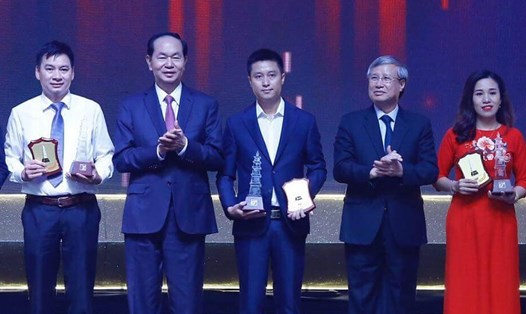 Chủ tịch Nước Trần Đại Quang (thứ 2 từ trái qua) và Thường trực Ban Bí thư T.Ư Đảng Trần Quốc Vượng (thứ 4 từ trái qua) trao giải A Giải Báo chí quốc gia lần thứ XII - năm 2017. Ảnh: HẢI NGUYỄN