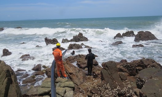 Nhân viên Cty Điện lực Quảng Ninh và nhóm thợ lặn truy tìm vị trí xảy ra sự cố. Ảnh: CTV
