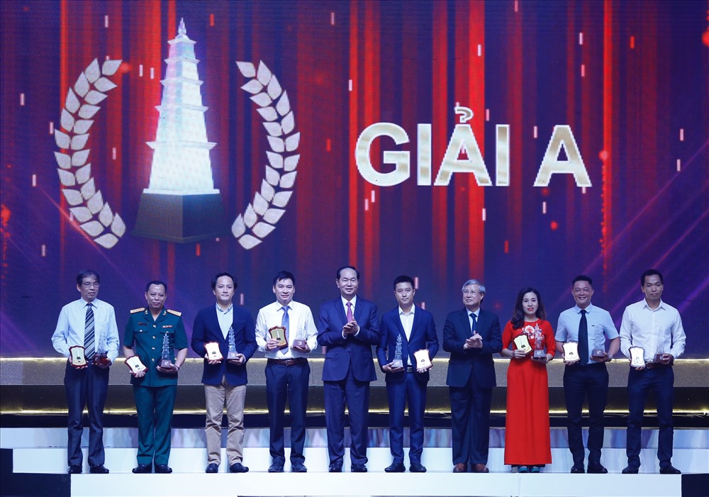 Trao giải A, Giải Báo chí quốc gia năm 2017. Ảnh: Hải Nguyễn