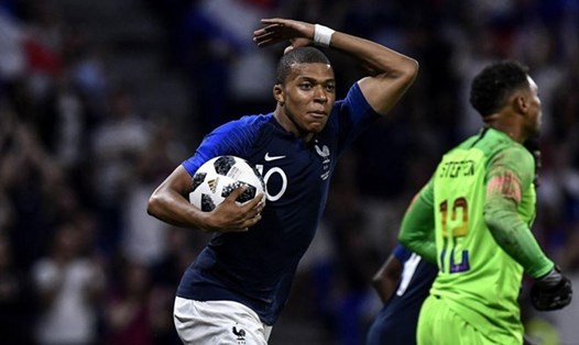Mbappe trở thành cầu thủ trẻ nhất ghi bàn  cho Pháp. Ảnh: FIFA 