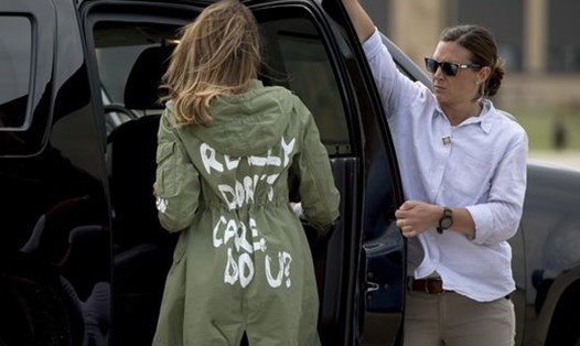 Chiếc áo gây tranh cãi của bà Melania Trump khi thăm Texas. Ảnh: AP. 