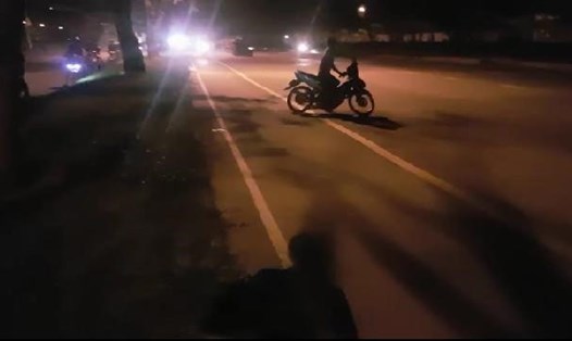 Khoảng hơn 2h30 rạng sáng nay, một số đối tượng đã liều lĩnh chặn đường Nguyễn Văn Linh để tổ chức đua xe trái phép trong chớp nhoáng rồi giải tán trước khi phát hiện lực lượng chức năng ập đến. Ảnh cắt từ clip người dân cung cấp