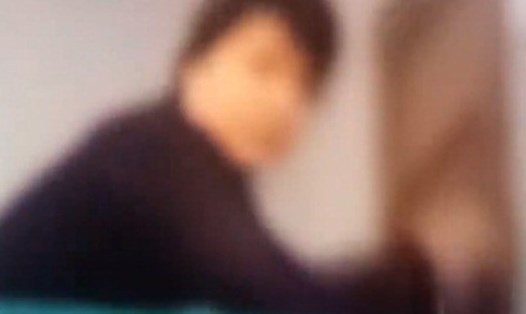 Hình ảnh cắt từ video quay lại cảnh được cho là Bí thư huyện Krông Ana vào nhà nghỉ với nữ cán bộ. 
