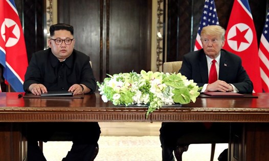 Ông Donald Trump và ông Kim Jong-un trong cuộc gặp thượng đỉnh ở Singapore. Ảnh: Reuters. 