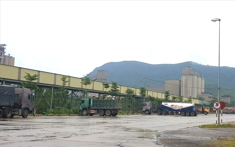 Nhà máy xi măng Sông Gianh - nơi Công ty TNHH Vận tải thương mại Lê Nam đưa tro bay vào để làm nguyên liệu sản xuất xi măng. Ảnh: Lê Phi Long