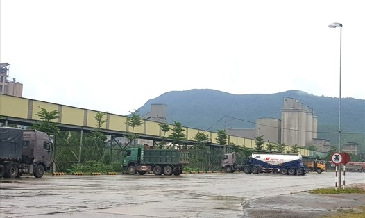 Nhà máy xi măng Sông Gianh - nơi Công ty TNHH Vận tải thương mại Lê Nam đưa tro bay vào để làm nguyên liệu sản xuất xi măng. Ảnh: Lê Phi Long
