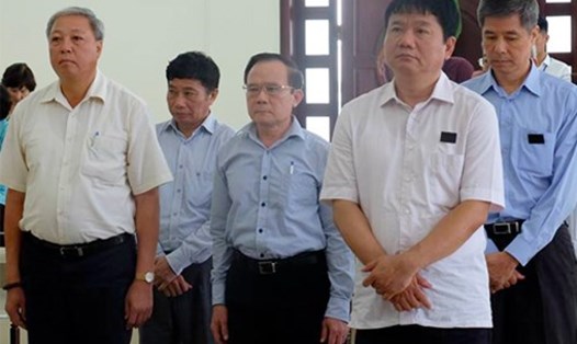 Bị cáo Đinh La Thăng và các bị cáo khác tại tòa. Ảnh TTXVN.