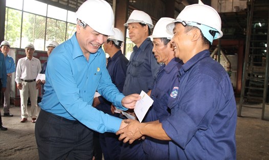 Chủ tịch Tổng LĐLĐ VN Bùi Văn Cường trao quà động viên công nhân Công ty CP Đường Kon Tum. Ảnh: Nhiệt Băng