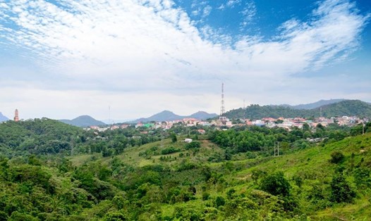 Giữa màu xanh, giữa những đỉnh núi là hình hài của một thị trấn Khe Sanh năng động, phát triển. Ảnh: Trần Hải.
