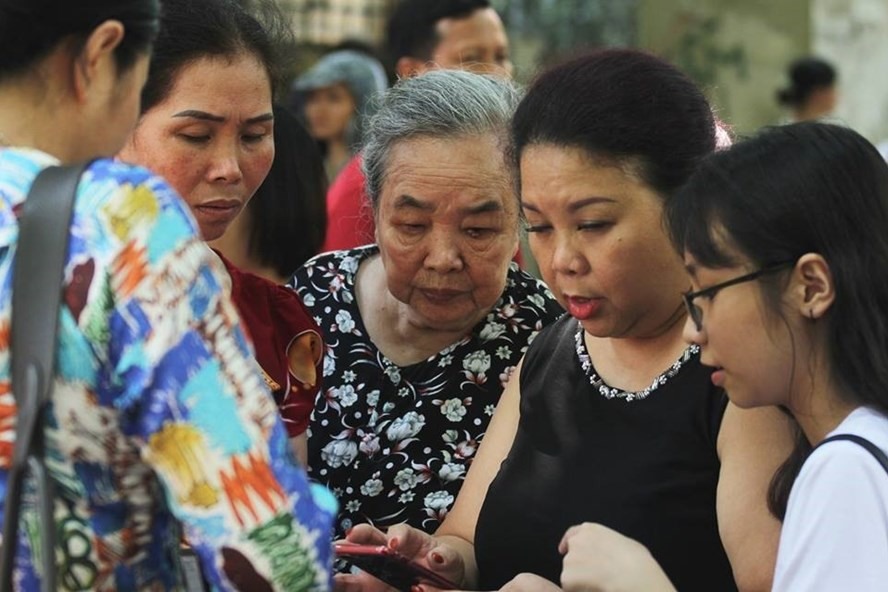 Sau những ngày căng thẳng vì con thi vào lớp 10, sau khi công bố điểm thi, phụ huynh tiếp tục lo lắng. Ảnh: Sơn Tùng