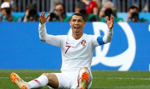 Chỉ va chạm nhẹ trong vòng cấm nhưng Ronaldo cũng đòi VAR cho “bằng bạn bằng bè” (trận Bồ Đào Nha – Ma Rốc) - Ảnh: Reuters