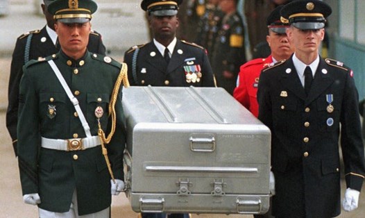 Vệ binh danh dự của Liên Hợp Quốc khiêng quan tài chứa hài cốt binh sĩ Mỹ sau khi được Triều Tiên trao trả tại làng biên giới Bàn Môn ĐIếm ngày 14.5.1999. Ảnh: AP