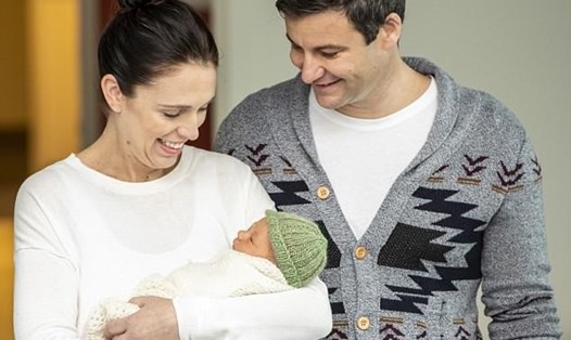 Thủ tướng New Zealand Jacinda Ardern và bạn trai Clarke Gayford hạnh phúc bên con gái mới sinh. Ảnh: Getty Images