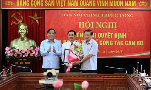 Ông Phan Đình Trạc, Bí thư Trung ương Đảng, Trưởng Ban Nội chính Trung ương tặng hoa chúc mừng ông Nguyễn Thái Học