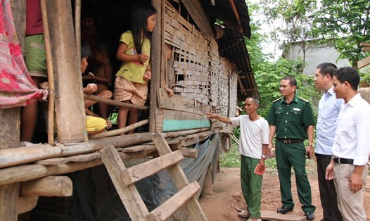 Lãnh đạo Báo Lao Động cùng Biên phòng Thuận đi khảo sát để xây dựng nhà ở cho người dân. Ảnh: Hưng Thơ.