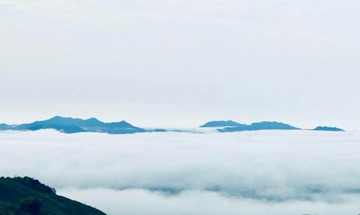 Trên đỉnh đèo Sa Mù, sương lúc nào cũng giăng kín mờ ảo. Ảnh: Trần Hải.