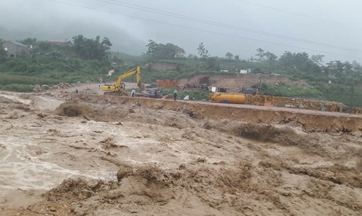Nước lũ phá vỡ một số đoạn trên tuyến quốc lộ 279 từ Lào Cai sang Lai Châu và ngược lại.