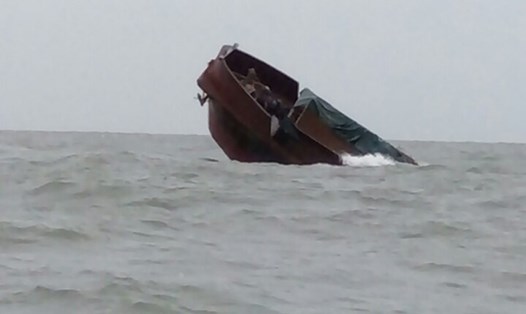 Mũi con tàu Trung Quốc chở gần 120 tấn thị trâu bị chìm tại vùng biển cảng Vạn Gia, TP. Móng Cái. Ảnh: BQN