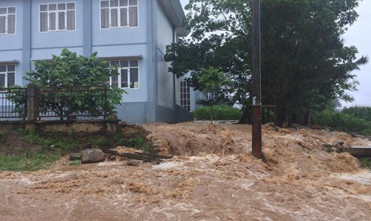 Tại Lai Châu, Lào Cai đang xảy ra mưa lũ. Trong ảnh là điểm thi Trường THPT Mường Than (Lai Châu) bị nước lũ tràn vào. Ảnh: Hồ Hải Nam