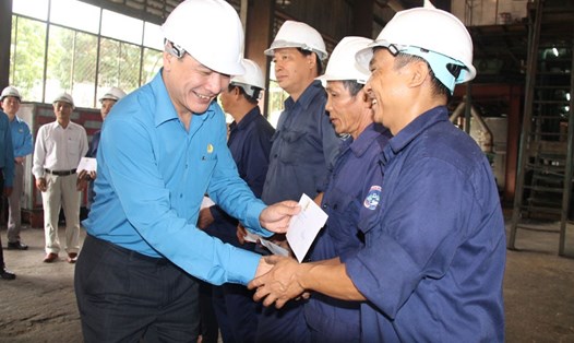 Chủ tịch Tổng LĐLĐVN Bùi Văn Cường trao quà động viên công nhân Cty CP Đường Kon Tum. Ảnh: N.B