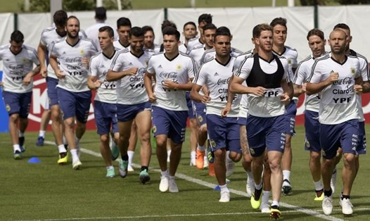 Mascherano (ngoài cùng bên phải) và các đồng đội tập luyện tích cực trong buổi tập ngày 24.6. Ảnh: Sky Sports.