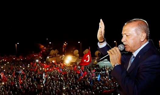 Tổng thống Recep Tayyip Erdogan tuyên bố chiến thắng trong cuộc bầu cử ngày 24.6. Ảnh: Reuters