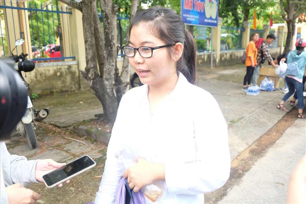 Phương Trang là 1 trong 3 thí sinh khiếm thị ở điểm thi THPT Nguyễn Thượng Hiền, Đà Nẵng. Ảnh: Hoàng Vinh