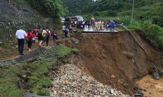 Một tuyến đường ở tỉnh Lai Châu sạt lở nghiêm trọng.