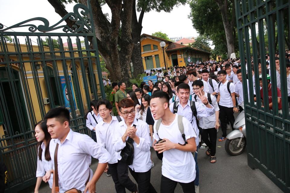 Thí sinh Hà Nội thi xong môn Ngữ văn THPT quốc gia 2018. Ảnh: Hải Nguyễn