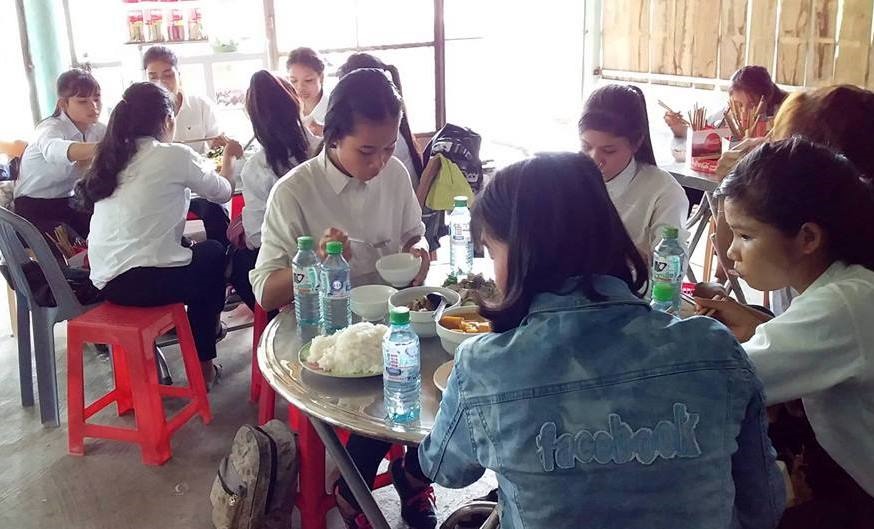 Bữa ăn trưa miễn phí tại căng tin Trường THPT Đak Rông. Ảnh: PN.