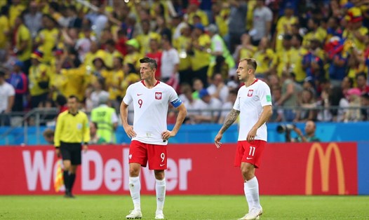 Một mình Lewandowski không thể gồng gánh hết trách nhiệm nơi hàng công của Ba Lan khi anh quá lẻ loi và đơn độc. Ảnh: FIFA